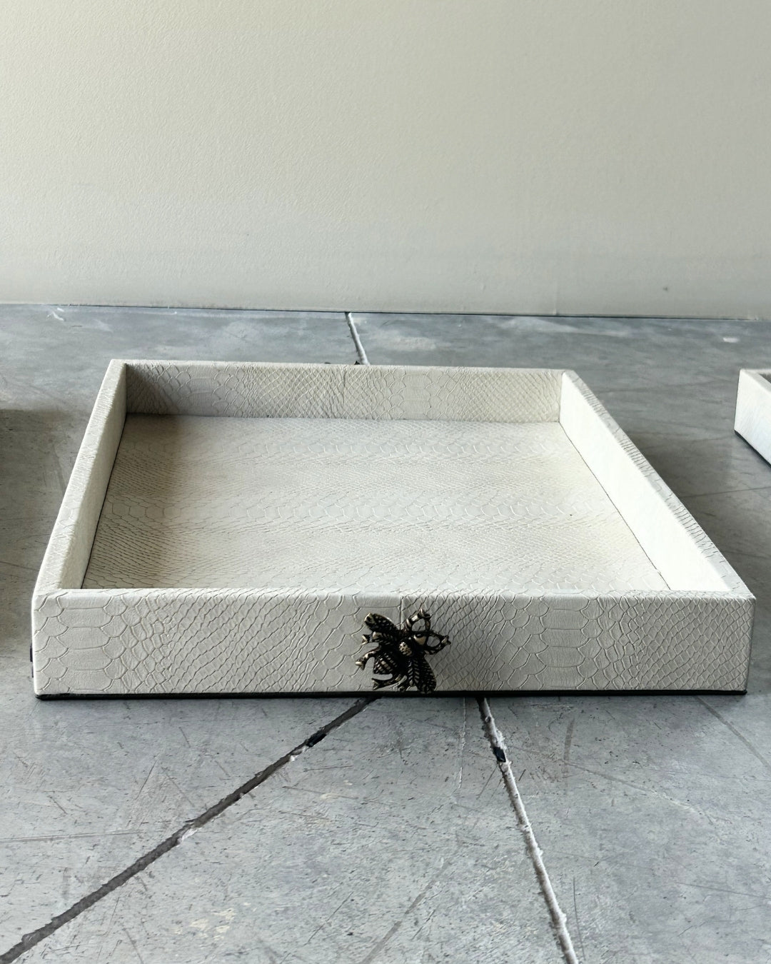 Charola Ortiga Rectangular Avispa Crema